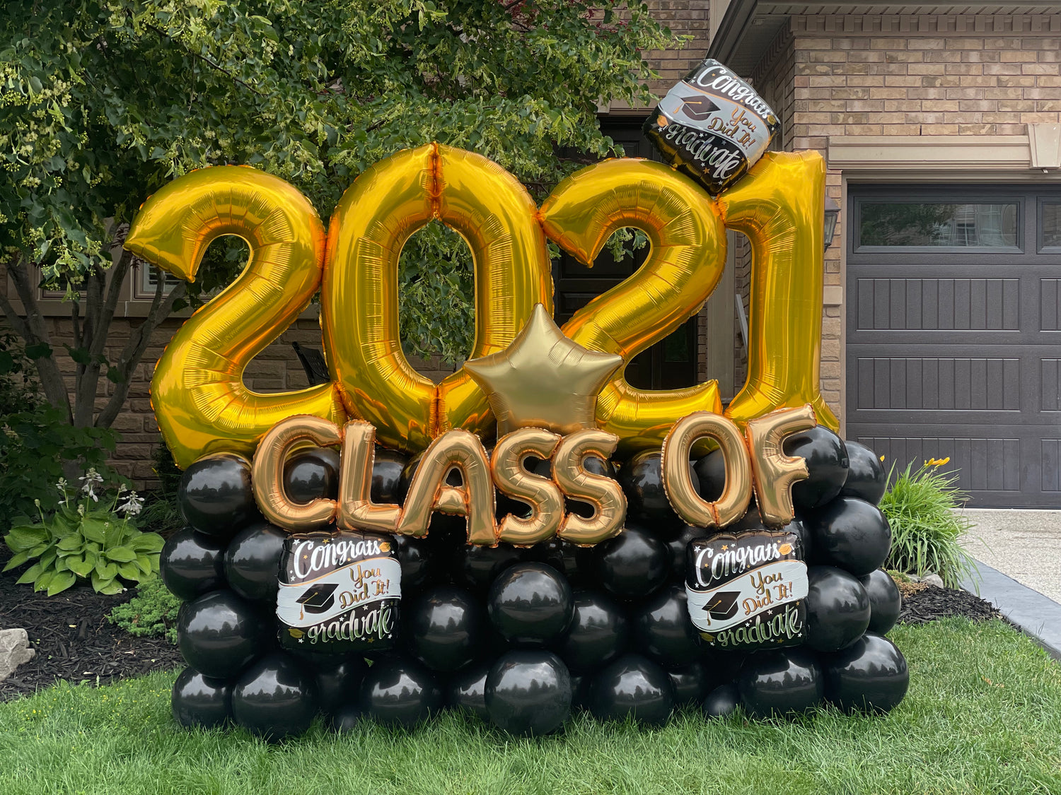 2021 graduation balloon arrangement.